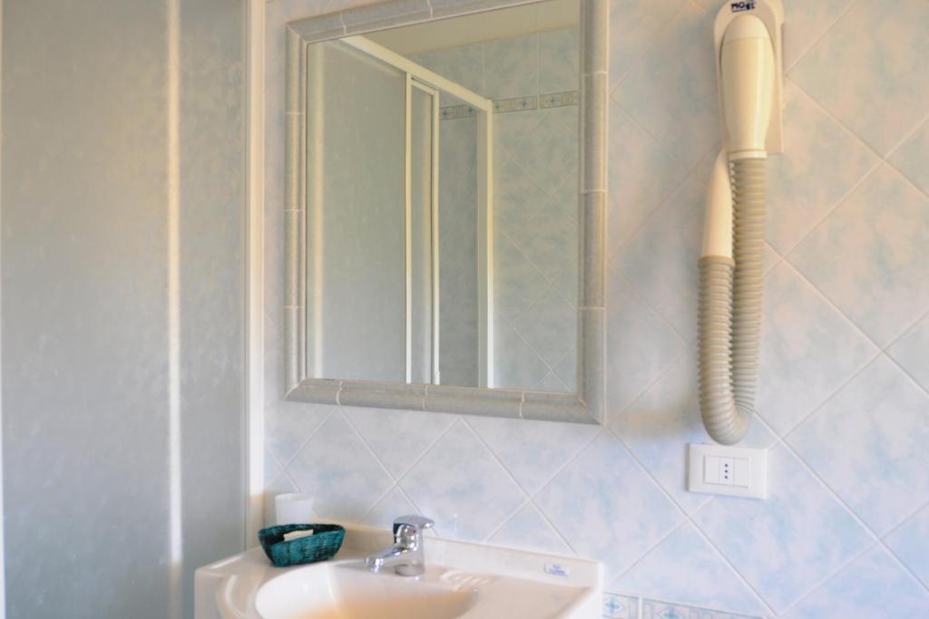 Hotel Azzurra マリーナ・ディ・ピエトラサンタ 部屋 写真