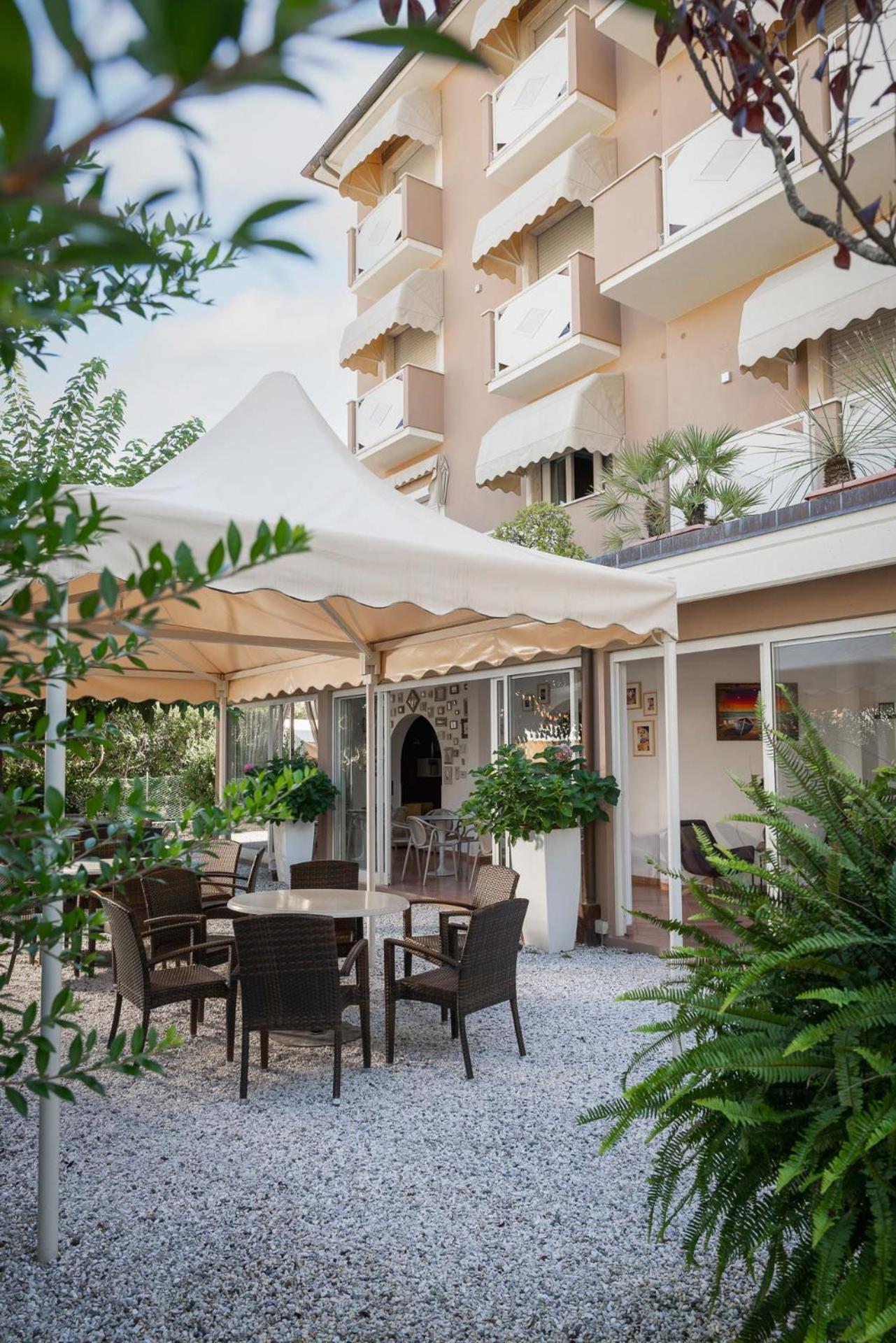 Hotel Azzurra マリーナ・ディ・ピエトラサンタ エクステリア 写真
